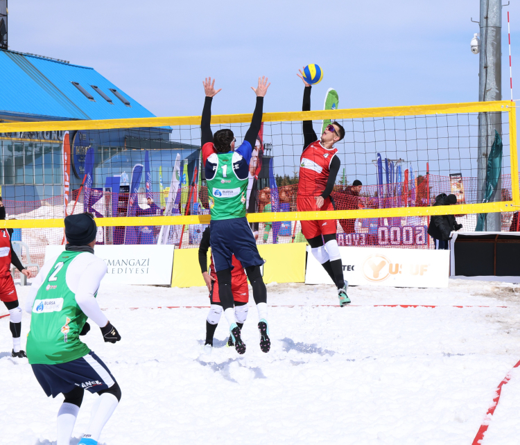 Osmangazi Belediyesi ev sahipliğinde Uludağ’da kar voleybolu coşkusu!-Bursa Hayat-5