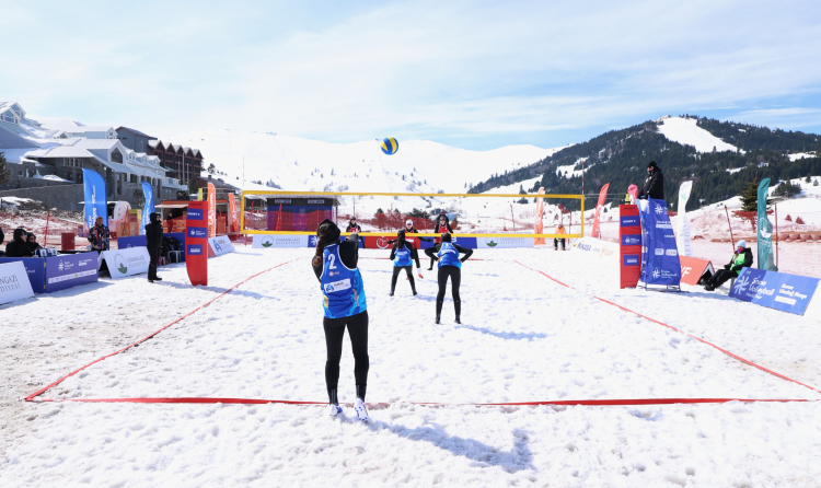 Osmangazi Belediyesi ev sahipliğinde Uludağ’da kar voleybolu coşkusu!-Bursa Hayat-3