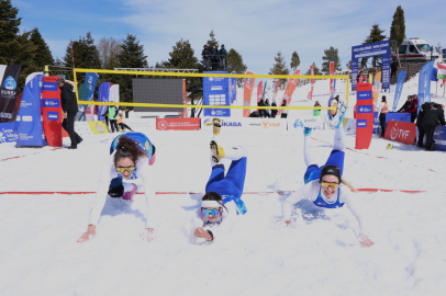 Osmangazi Belediyesi ev sahipliğinde Uludağ’da kar voleybolu coşkusu!