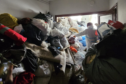 Bursa Osmangazi’deki çöp ev mahkeme kararıyla temizlendi