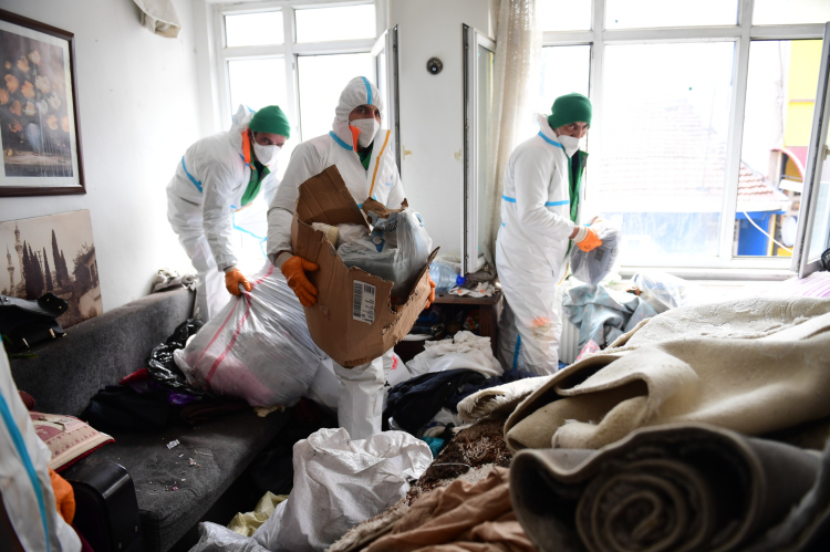 Bursa Osmangazi’deki çöp ev mahkeme kararıyla temizlendi - Bursa Hayat Gazetesi-2