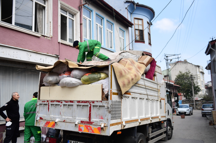 Bursa Osmangazi’deki çöp ev mahkeme kararıyla temizlendi - Bursa Hayat Gazetesi-3