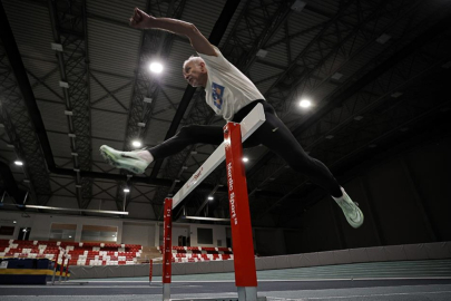 Yaşına meydan okuyan çocuk doktoru madalya peşinde