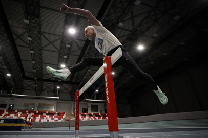 Yaşına meydan okuyan çocuk doktoru madalya peşinde