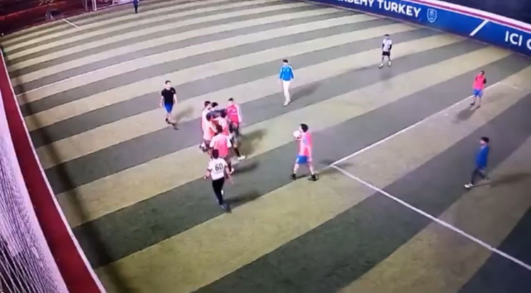 Bursa’da gençler futbolu unuttu, yumruk ve tekmeler havada uçuştu!-Bursa Hayat-2