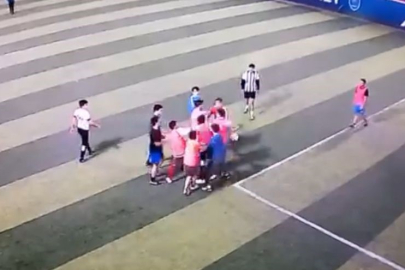 Bursa’da gençler futbolu unuttu, yumruk ve tekmeler havada uçuştu!