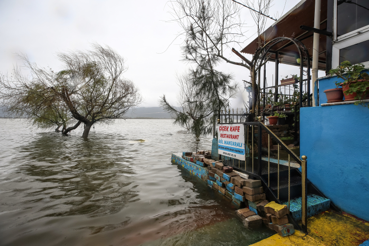 Bursa’da sağanak etkisi: Küçük Venedik Gölyazı’da sular yükseldi!-Bursa Hayat Gazetesi-7