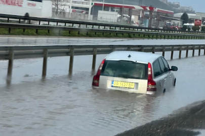 Bursa'da göle dönen yolda su birikintisine saplandı