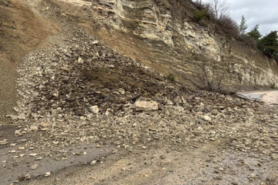 Bursa’da kırsal yol heyelana teslim oldu: Ekipler müdahale ediyor!