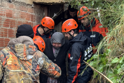 Bursa'da kurtarma operasyonu! Kayan toprak evin girişini kapattı
