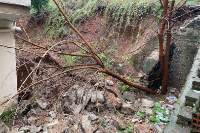 Bursa'da yağış zemini zayıflattı istinat duvarı çöktü