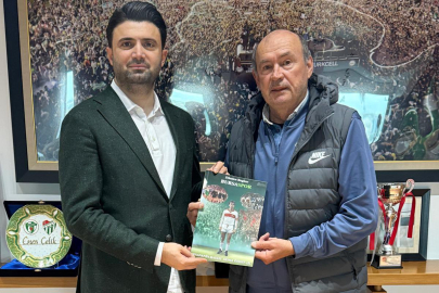 Bursaspor efsanesi Sedat Özden’den Enes Çelik’e anlamlı hediye