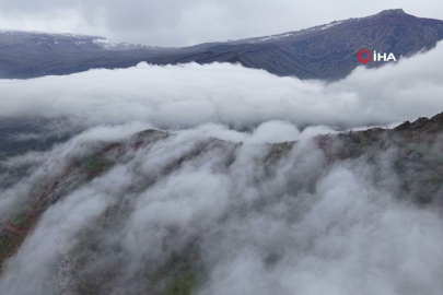 Doğaseverler Derecik’te sisle kaplı dağlara hayran kaldı!