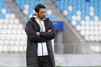 Türkiye U21 Teknik Direktörü Egemen Korkmaz fenalaşarak yere yığıldı