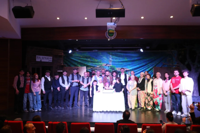 İnegöl’de tiyatro şöleni: 'Komşu Köyün Delisi' sahnelendi