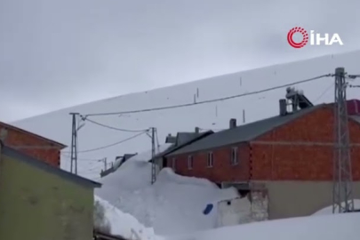 Kazıkbeli Yaylası’nda kar ev boyunu geçti!