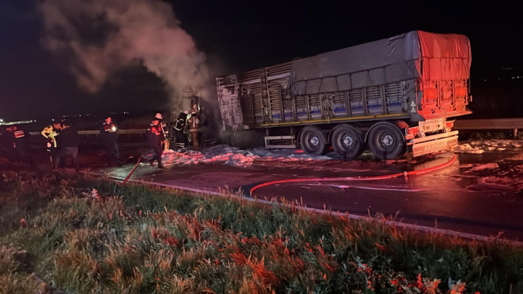 Bursa’da seyir halindeki tırda yangın: Trafik durdu!-Bursa Hayat-3