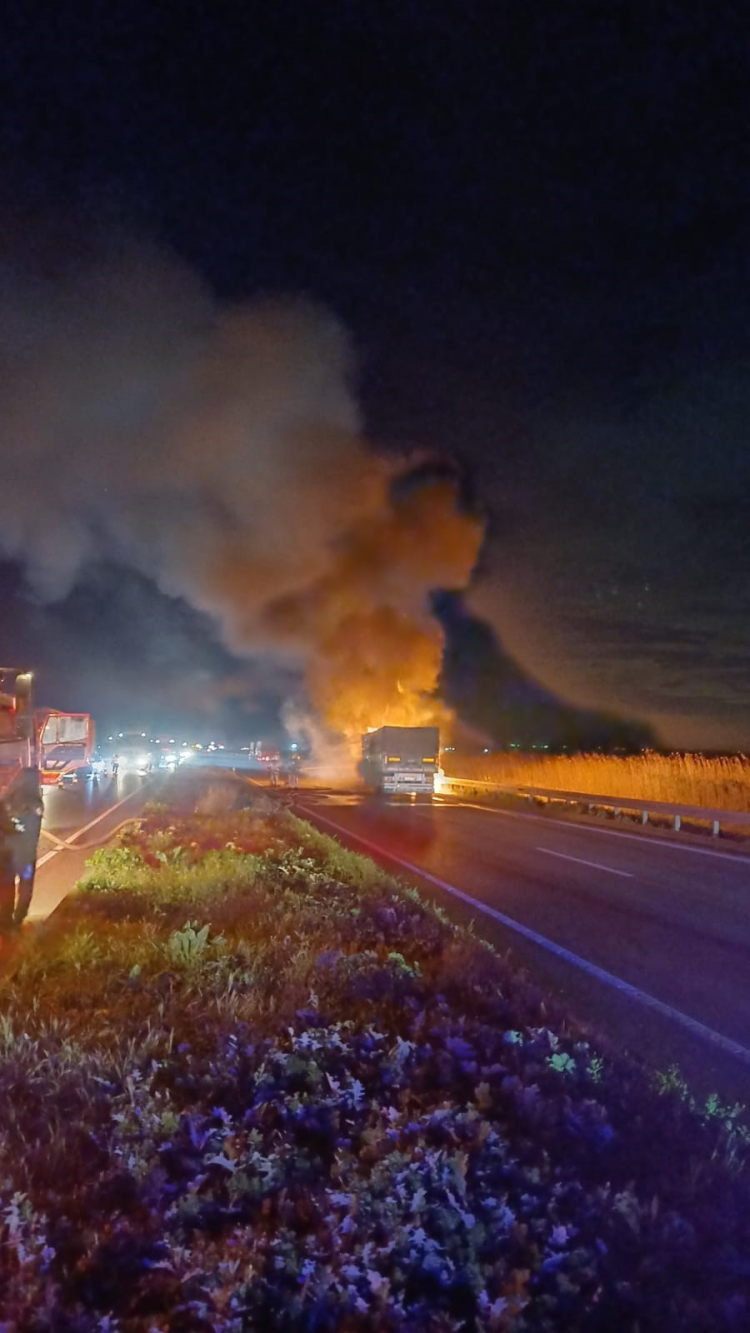 Bursa’da seyir halindeki tırda yangın: Trafik durdu!-Bursa Hayat-2