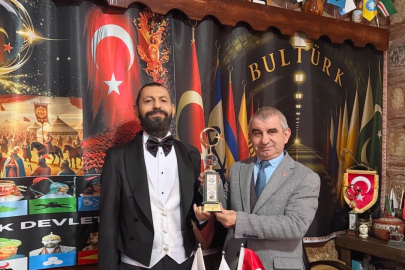 Dünyaca ünlü yazar Akif Manaf’a BULTÜRK Barış Ödülü  