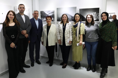 Misi’de siyah-beyaz bir yolculuk: Yer Gök Arasında sergisi açıldı