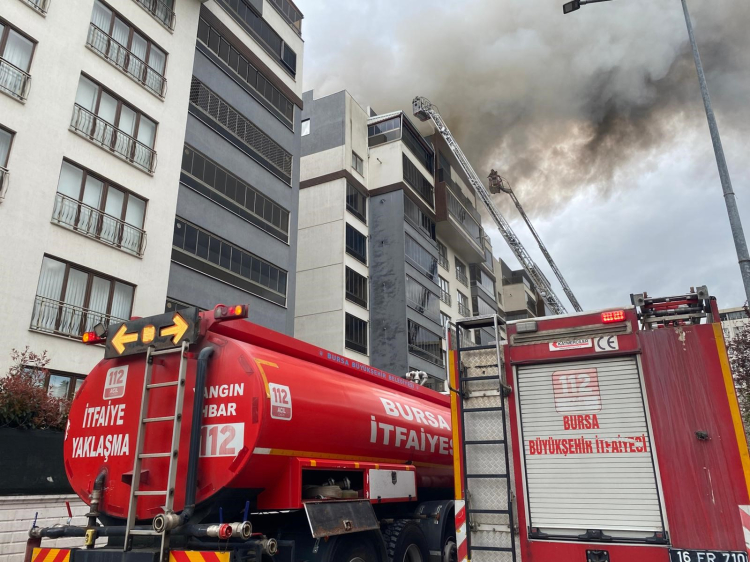 Bursa’da korku dolu anlar: Çatı yangınında dakikalar hayat kurtardı!-Bursa Hayat-2