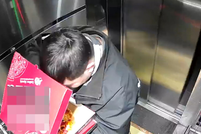 Düzce’de kurye skandalı: Önce promosyonu yedi, sonra tuvaletini yaptı!