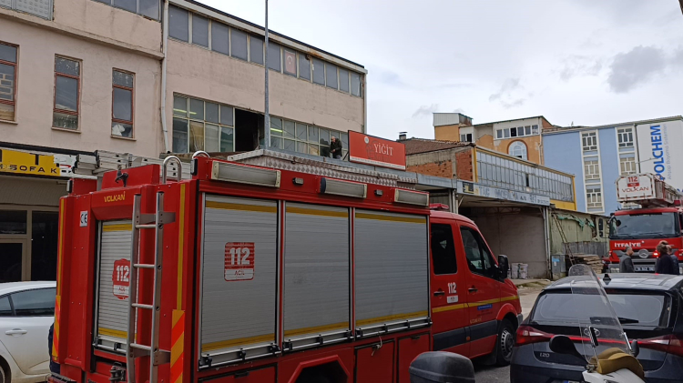 Bursa’da mobilya atölyesinde çatı çöktü: Usta 4 metreden düştü!-Bursa Hayat-2