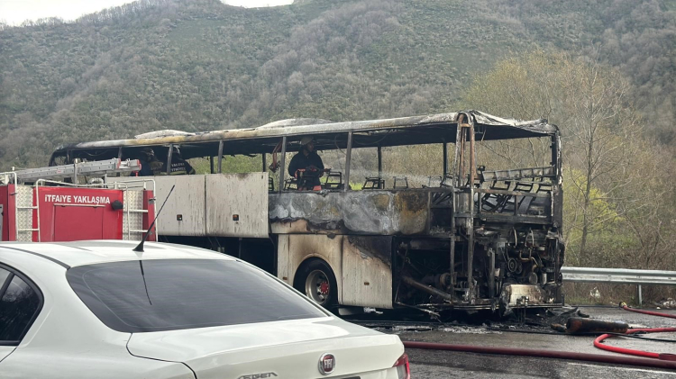 Bursa-Yalova yolunda otobüs motoru alev aldı: İtfaiye müdahale etti!-Bursa Hayat-3