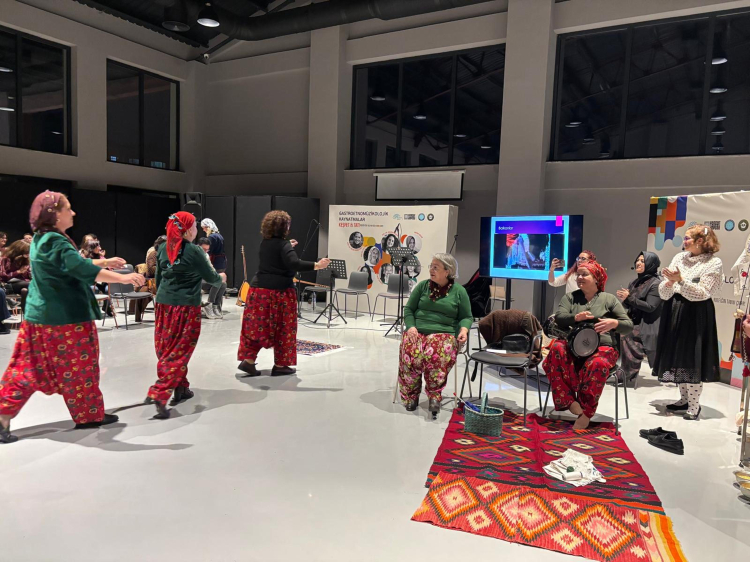 Nilüfer’de bahar ezgileri eşliğinde kadın geleneği sahnelendi-Bursa Hayat-3