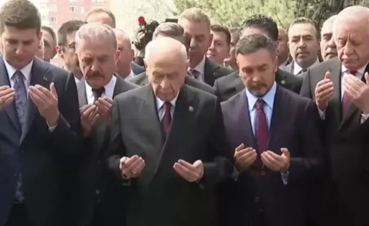 MHP heyeti, Türkeş için kabir töreni düzenledi-Bursa Hayat-2