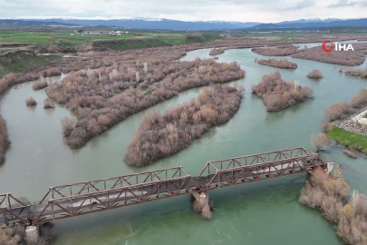 Bingöl’de kar eridi, Murat Nehri coştu!
