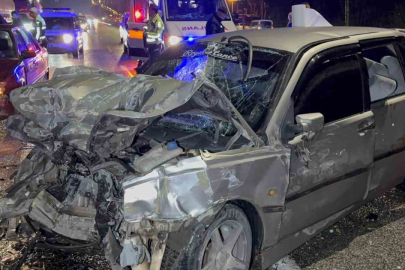 Karşı şeride geçen minibüs zincirleme kazaya yol açtı