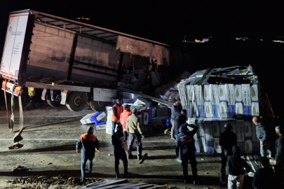Kayan TIR yan yattı: Ekiplerin 5 saatlik mesaisiyle yol açıldı