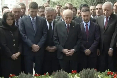 MHP heyeti, Türkeş için kabir töreni düzenledi