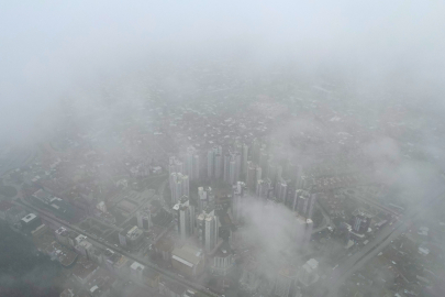 Bursa’da yamaçlardan şehir merkezine inen sis nefes kesti