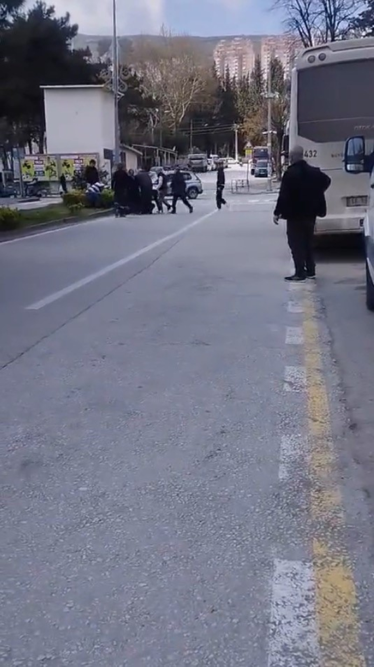 Bursa’da park kavgası! Tekmeler havada uçuştu -Bursa Hayat-2