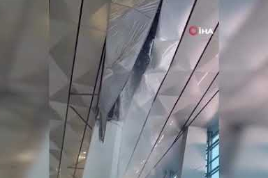 Endonezya'da şiddetli yağış nedeniyle havalimanı çatısı çöktü