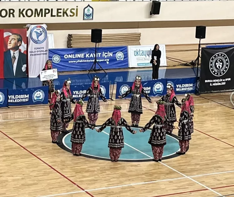 İnegöl Belediyespor Halk Dansları Topluluğu sahneyi salladı - Bursa Hayat Gazetesi-2