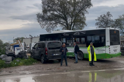 Bursa'da kamyonla çarpışan özel halk otobüsü yol kenarına savruldu