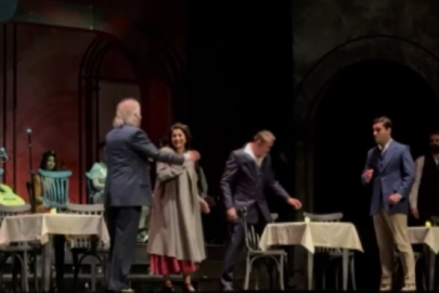 Bursa’da Balkan rüzgarı! ‘Rembetiko Efsanesi’ tiyatroseverlerle buluştu