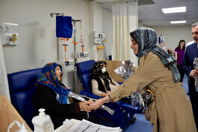 AK Parti Yıldırım heyetinden onkoloji hastalarına moral ziyareti - Bursa Hayat Gazetesi-3