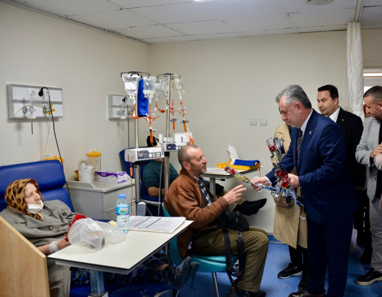 AK Parti Yıldırım heyetinden onkoloji hastalarına moral ziyareti - Bursa Hayat Gazetesi-2