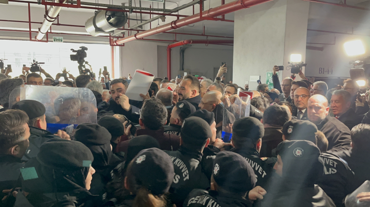 Bursa’da başkanvekili çeçimi öncesi belediye binasında gerginlik!  -Bursa Hayat-2