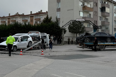 Bursa’da iki otomobil çarpıştı: Yaralılar hastaneye sevk edildi!