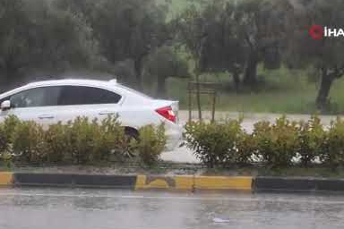 Göle dönen yolda araçların zorlu ilerleyişi havadan görüntülendi