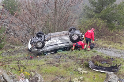 Harmancık yolunda kaza: 3 kişi hastaneye kaldırıldı!