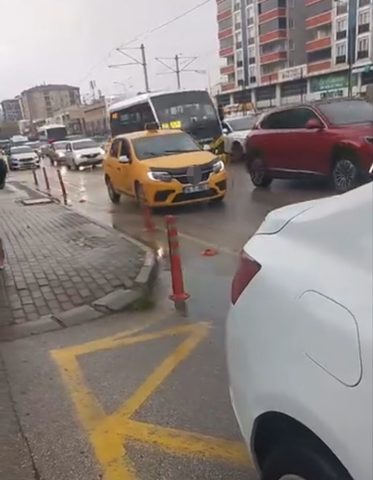 Bursa’da akılalmaz görüntüler! Geri geri ilerleyen taksici tehlike saçtı -BURSA HAYAT-2