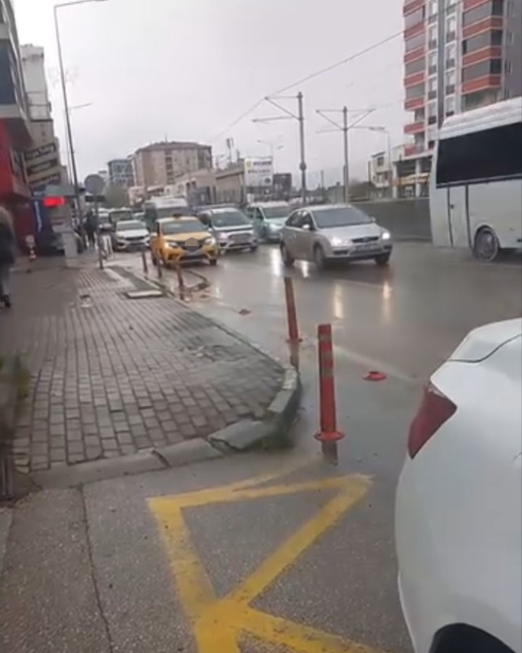 Bursa’da akılalmaz görüntüler! Geri geri ilerleyen taksici tehlike saçtı -BURSA HAYAT-3