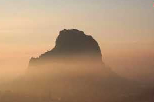 Gün doğumunda sis altında kalan kale kendisine hayran bıraktı
