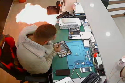 Şişen telefon bataryası bomba gibi patladı